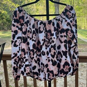 Lily Maes blouse. EUC. Sz small black/white/pink